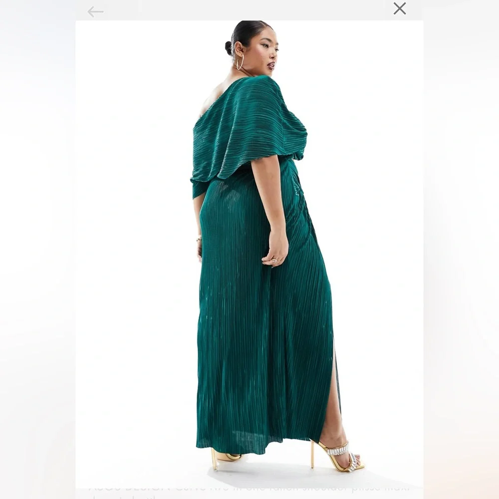 ASOS DESIGN Curve two in one fallen shoulder plisse maxi dress in bottle green - Picture 2 of 4
